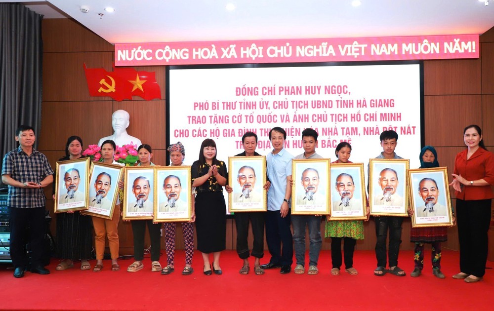 Tặng cờ Tổ quốc, ảnh Bác Hồ tại các xã mới ở vùng cao Hà Giang - Ảnh 1.
