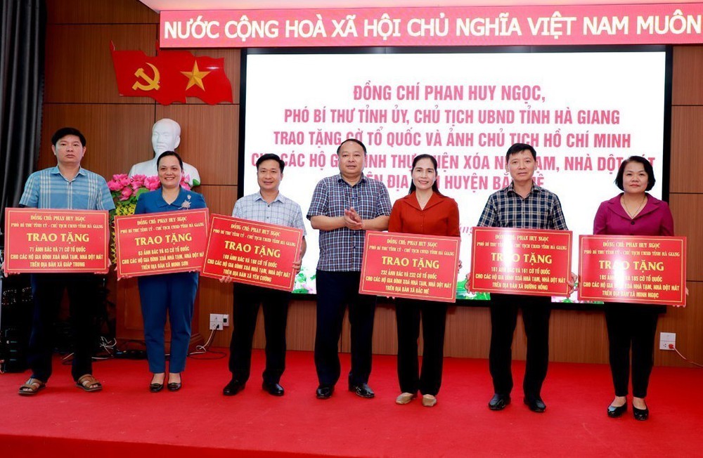 Tặng cờ Tổ quốc, ảnh Bác Hồ tại các xã mới ở vùng cao Hà Giang - Ảnh 2.