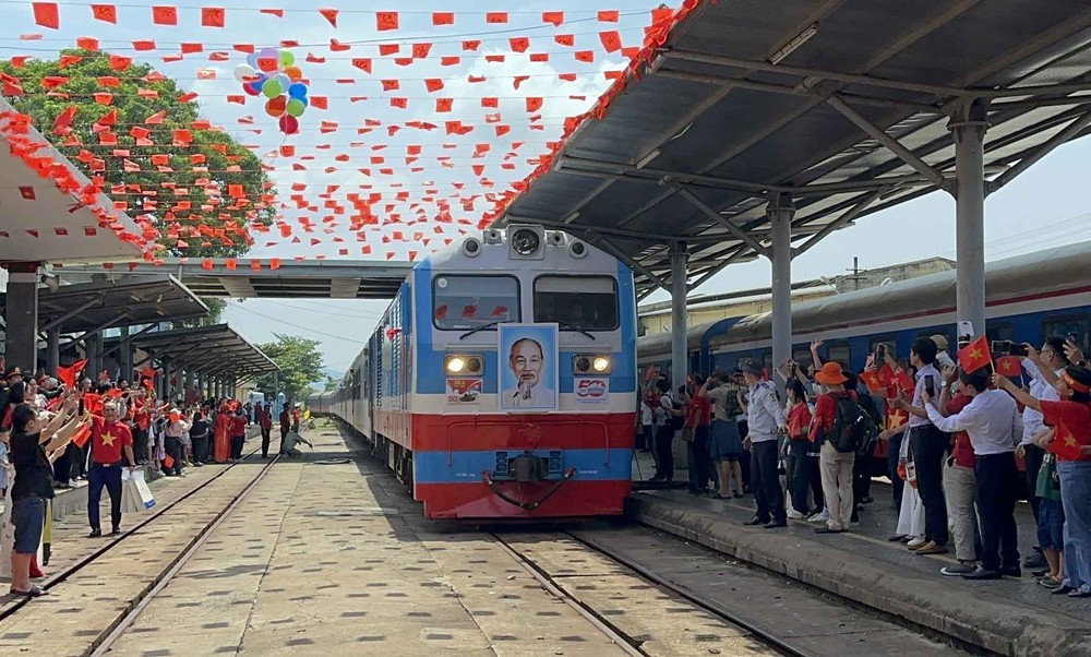 Tàu Thống Nhất Bắc – Nam dẫn đầu danh sách 24 hành trình tàu hỏa ấn tượng nhất thế giới năm 2025 - Ảnh 1. Tàu Thống Nhất Bắc – Nam dẫn đầu danh sách 24 hành trình tàu hỏa ấn tượng nhất thế giới năm 2025 - Ảnh 1.