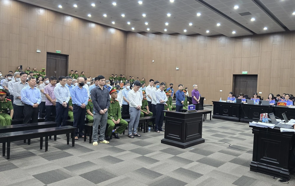 Xét xử vụ Phúc Sơn: Các bị cáo tự nguyện nộp hơn 220 tỷ đồng bồi thường, khắc phục hậu quả - Ảnh 1.
