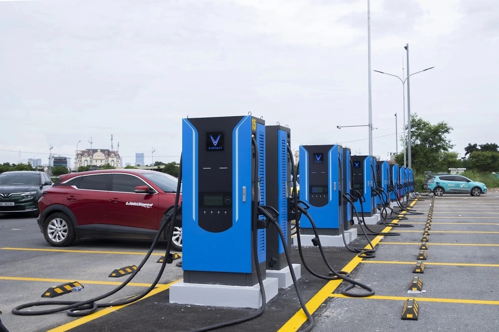 Trạm sạc xe điện siêu nhanh lớn nhất Việt Nam khai trương tại Hà Nội - Ảnh 1.