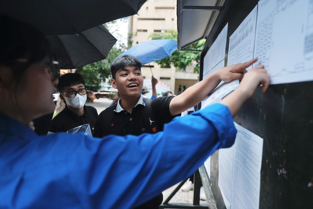 Gần 1,17 triệu thí sinh trên toàn quốc làm thủ tục dự thi Tốt nghiệp THPT 2025 - Ảnh 2.