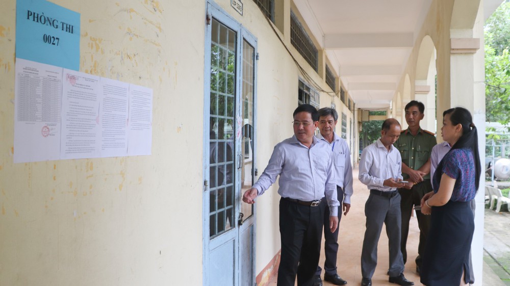 Thí sinh làm thủ tục dự thi tốt nghiệp Trung học Phổ thông 2025 từ 14 giờ chiều 25/6 - Ảnh 1.