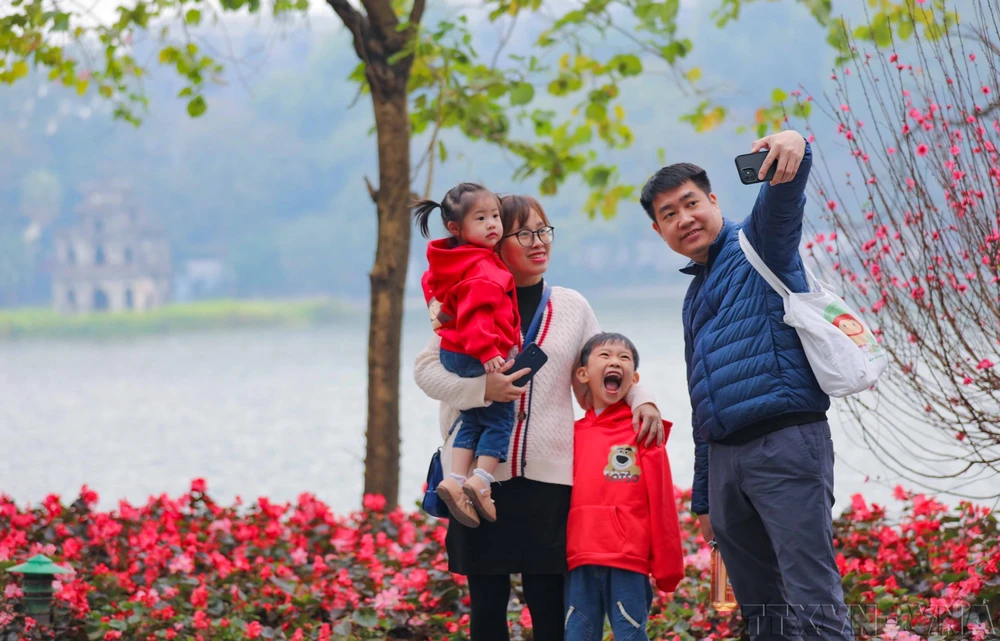 Ngày Gia đình Việt Nam (28/6): Gìn giữ mái ấm, lan tỏa yêu thương - Ảnh 1.