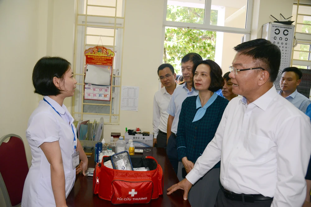 Kỳ thi tốt nghiệp THPT 2025: Phó Thủ tướng Lê Thành Long kiểm tra tại Quảng Ninh - Ảnh 3.
