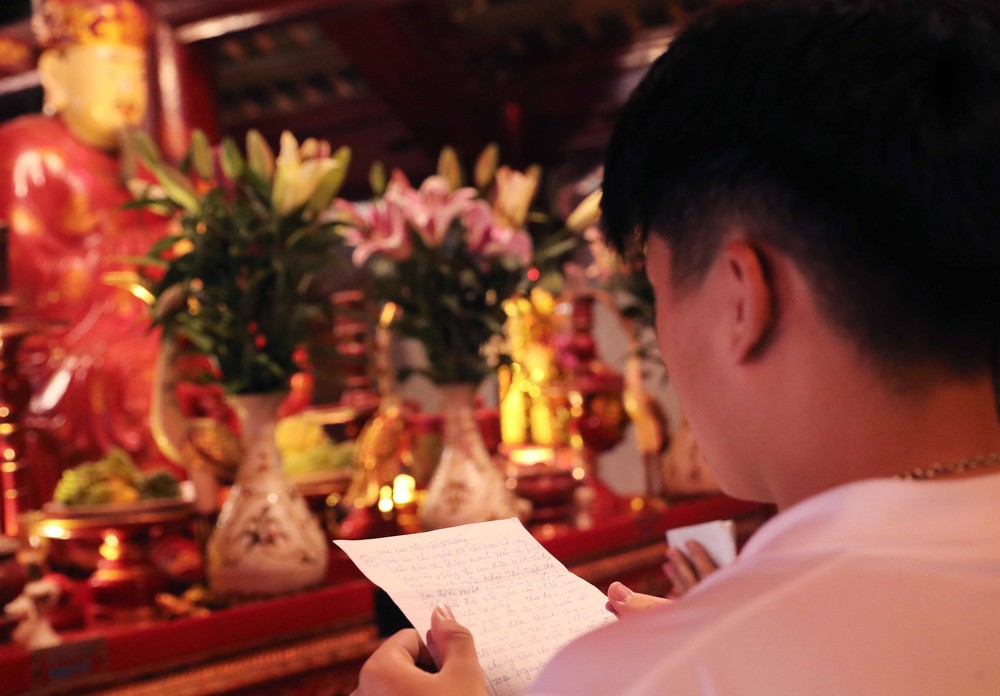 Sỹ tử nô nức đến Văn Miếu - Quốc Tử Giám trước kỳ thi THPT 2025 - Ảnh 3.