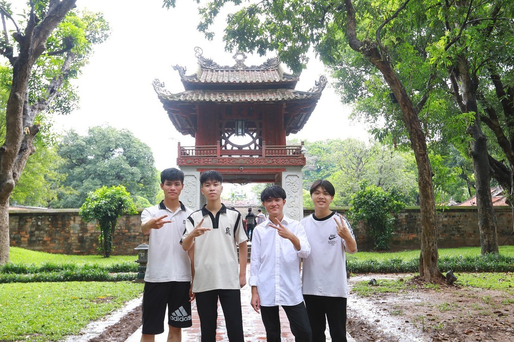 Sỹ tử nô nức đến Văn Miếu - Quốc Tử Giám trước kỳ thi THPT 2025 - Ảnh 1.