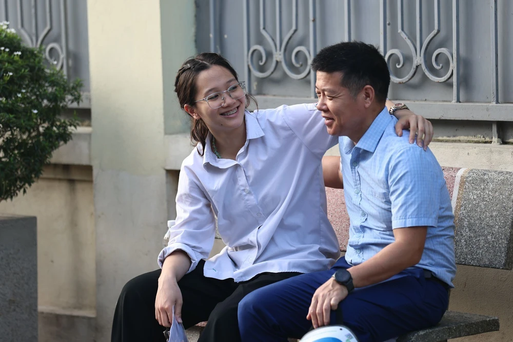 Thí sinh Hà Nội bước vào môn thi đầu tiên kỳ thi tốt nghiệp THPT năm 2025 - Ảnh 8.