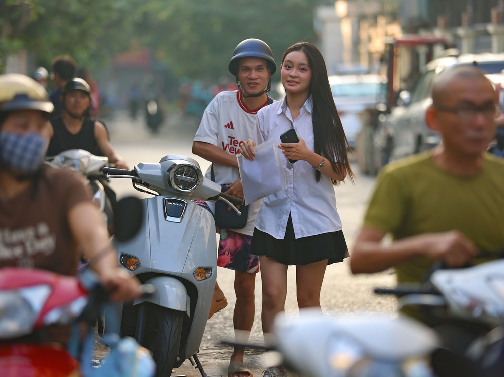 Thí sinh Hà Nội bước vào môn thi đầu tiên kỳ thi tốt nghiệp THPT năm 2025 - Ảnh 1.