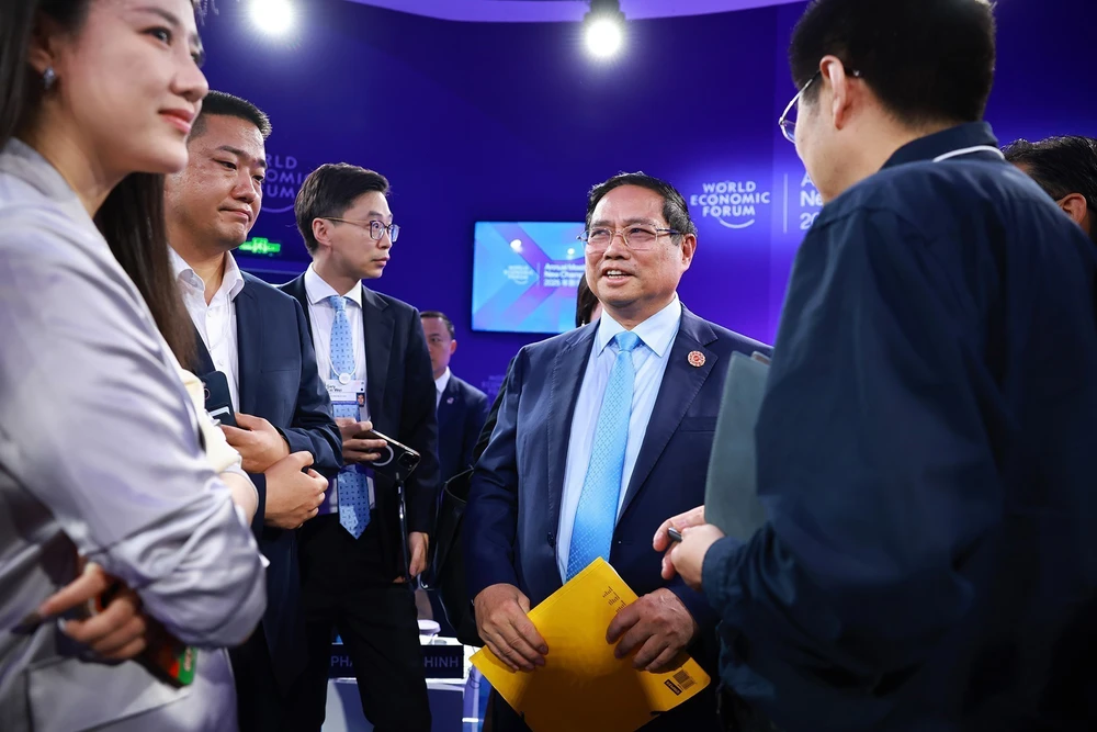 Thủ tướng dự Phiên đối thoại chính sách với Chủ tịch kiêm Tổng giám đốc điều hành WEF - Ảnh 8.