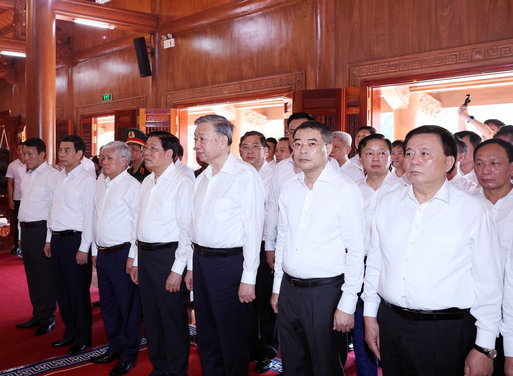 Tổng Bí thư Tô Lâm dâng hương tại Đền thờ Chủ tịch Hồ Chí Minh ở Quảng Bình - Ảnh 2.
