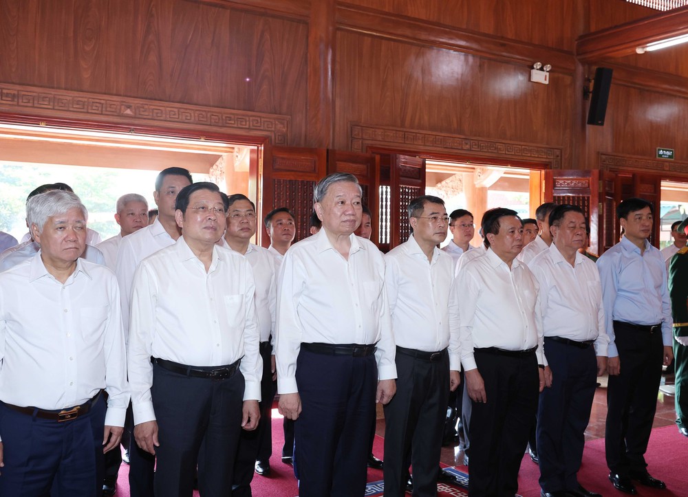 Tổng Bí thư Tô Lâm dâng hương tại Đền thờ Chủ tịch Hồ Chí Minh ở Quảng Bình - Ảnh 1.