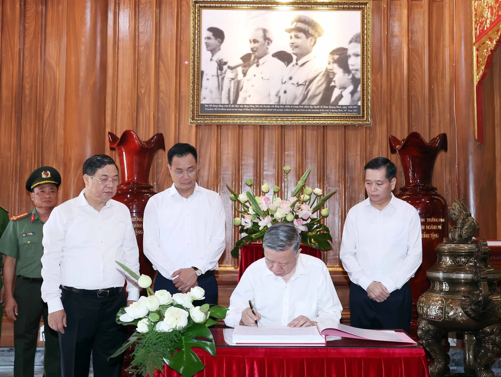 Tổng Bí thư Tô Lâm dâng hương tại Đền thờ Chủ tịch Hồ Chí Minh ở Quảng Bình - Ảnh 8.