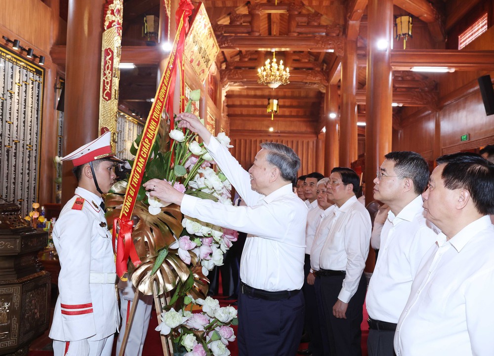 Tổng Bí thư Tô Lâm dâng hương tại Đền thờ Chủ tịch Hồ Chí Minh ở Quảng Bình - Ảnh 3.
