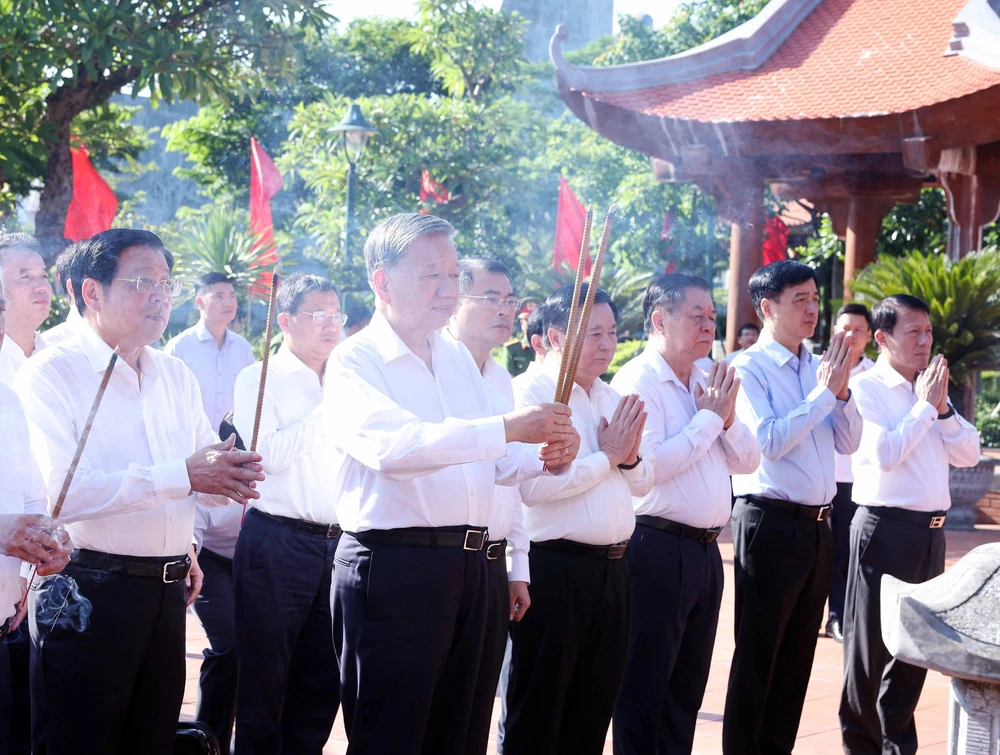 Tổng Bí thư Tô Lâm dâng hương tại Đền thờ Chủ tịch Hồ Chí Minh ở Quảng Bình - Ảnh 4.