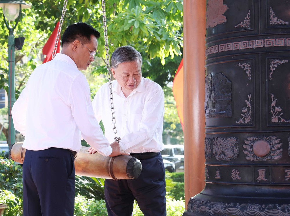 Tổng Bí thư Tô Lâm dâng hương tại Đền thờ Chủ tịch Hồ Chí Minh ở Quảng Bình - Ảnh 7.