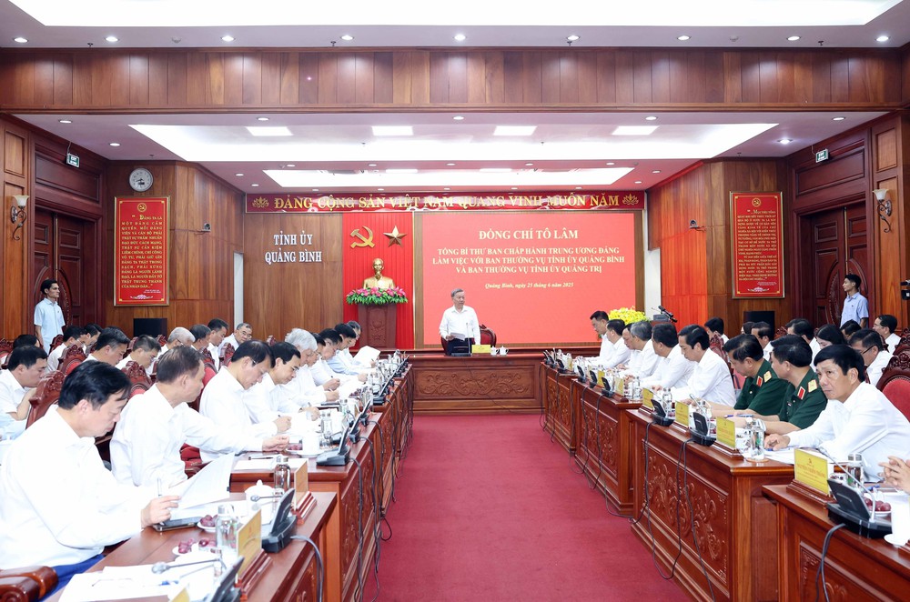 Tổng Bí thư Tô Lâm dâng hương tại Đền thờ Chủ tịch Hồ Chí Minh ở Quảng Bình - Ảnh 10.