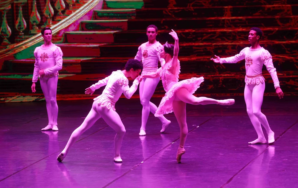 Đoàn Ballet Quốc gia Cuba biểu diễn những trích đoạn ballet kinh điển - Ảnh 1.