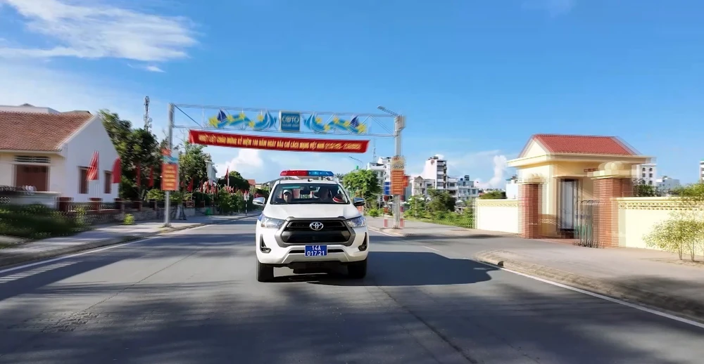 Clip Cảnh sát giao thông đưa thí sinh ngủ quên đến điểm thi ở Cô Tô phản ánh sự thật - Ảnh 2.