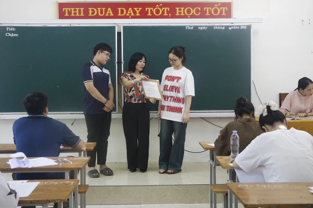 Kỳ thi tốt nghiệp THPT 2025: 10 thí sinh bị đình chỉ thi trong buổi thi môn Ngữ văn - Ảnh 3.