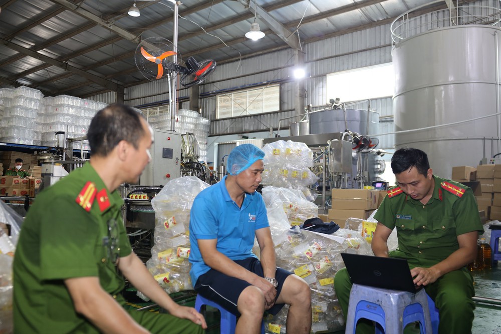 Công an Hưng Yên thông tin về việc triệt phá đường dây &quot;dầu thực vật giả&quot; - Ảnh 1.