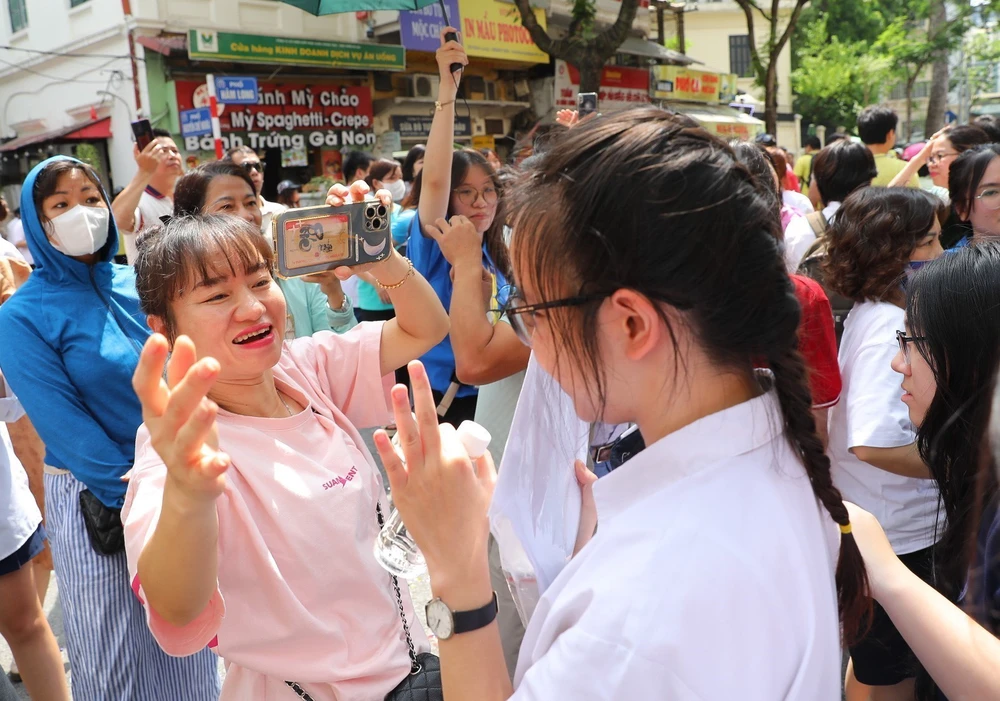 Kỳ thi tốt nghiệp THPT năm 2025: Những &quot;sĩ tử&quot; đặc biệt ngoài cổng trường thi - Ảnh 1.