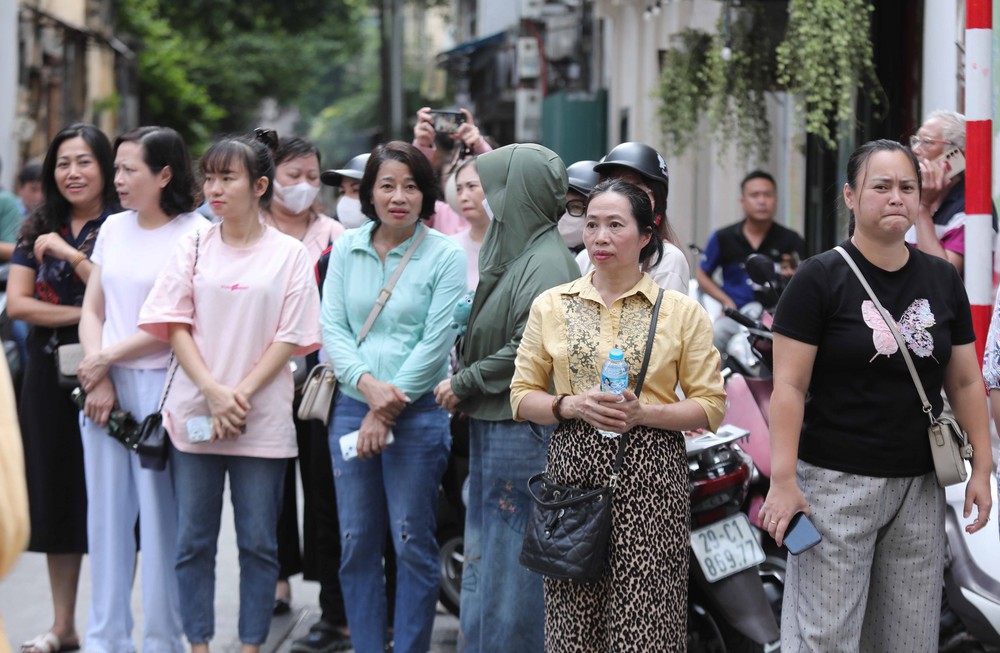 Kỳ thi tốt nghiệp THPT năm 2025: Những &quot;sĩ tử&quot; đặc biệt ngoài cổng trường thi - Ảnh 3.
