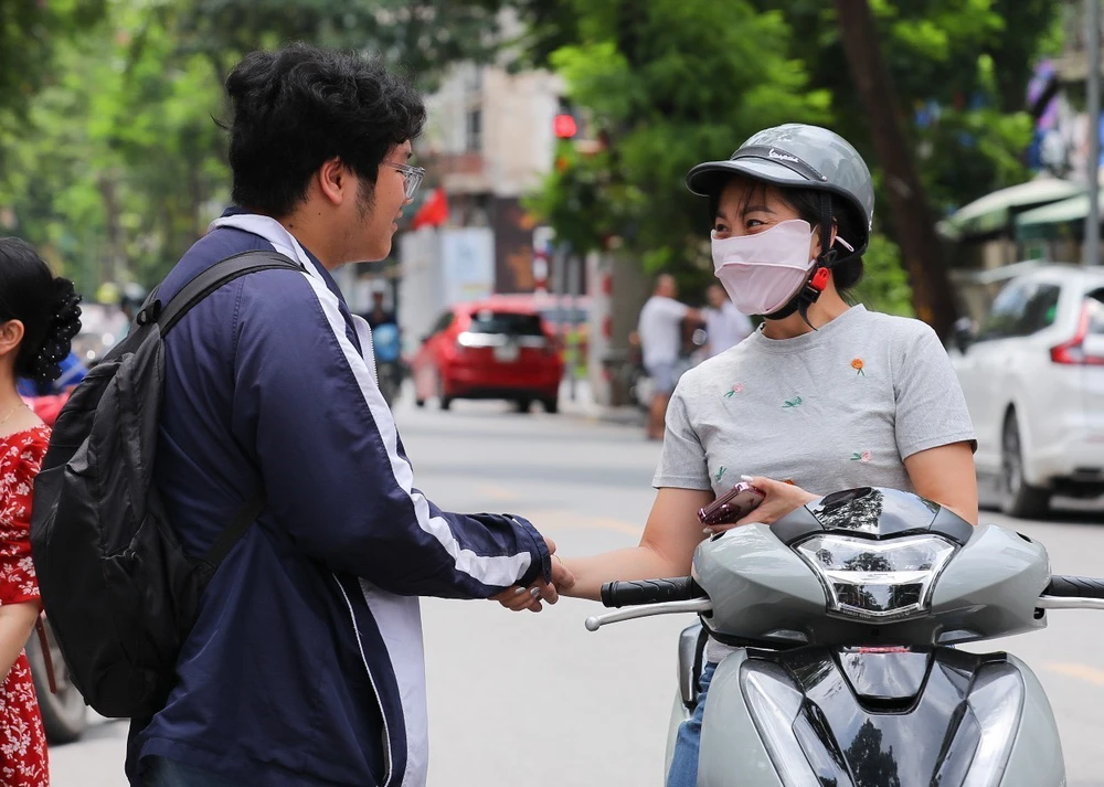 Kỳ thi tốt nghiệp THPT năm 2025: Những &quot;sĩ tử&quot; đặc biệt ngoài cổng trường thi - Ảnh 5.