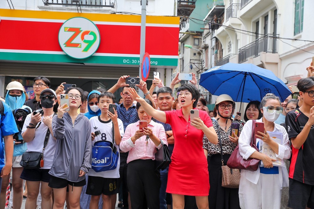 Kỳ thi tốt nghiệp THPT năm 2025: Những &quot;sĩ tử&quot; đặc biệt ngoài cổng trường thi - Ảnh 6.