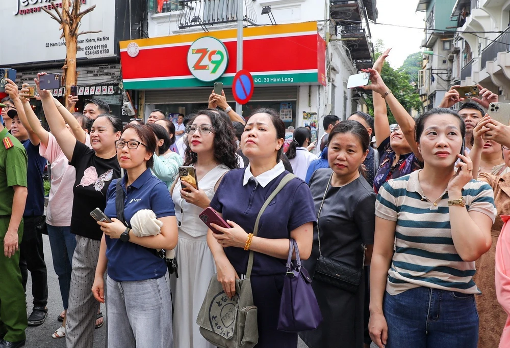Kỳ thi tốt nghiệp THPT năm 2025: Những &quot;sĩ tử&quot; đặc biệt ngoài cổng trường thi - Ảnh 9.