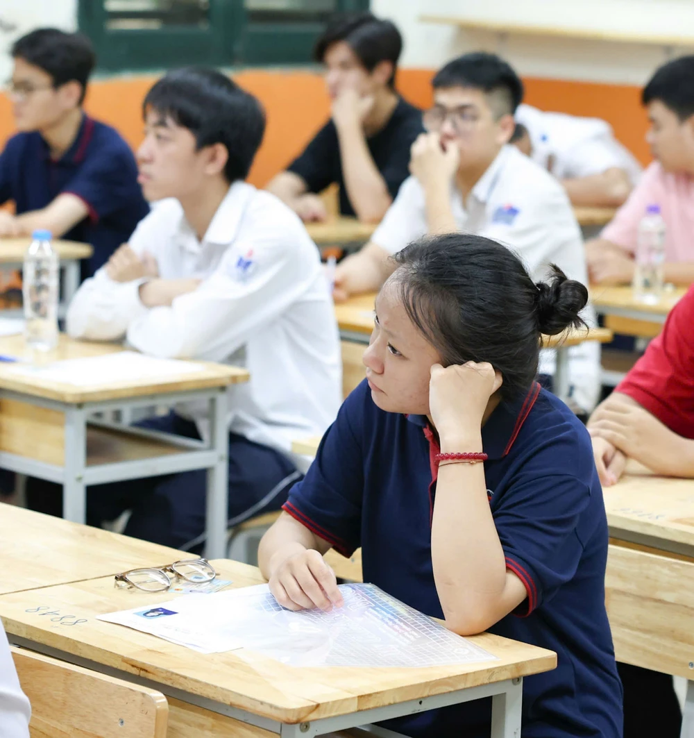 Thí sinh Hà Nội bước vào môn thi đầu tiên kỳ thi tốt nghiệp THPT năm 2025 - Ảnh 6.