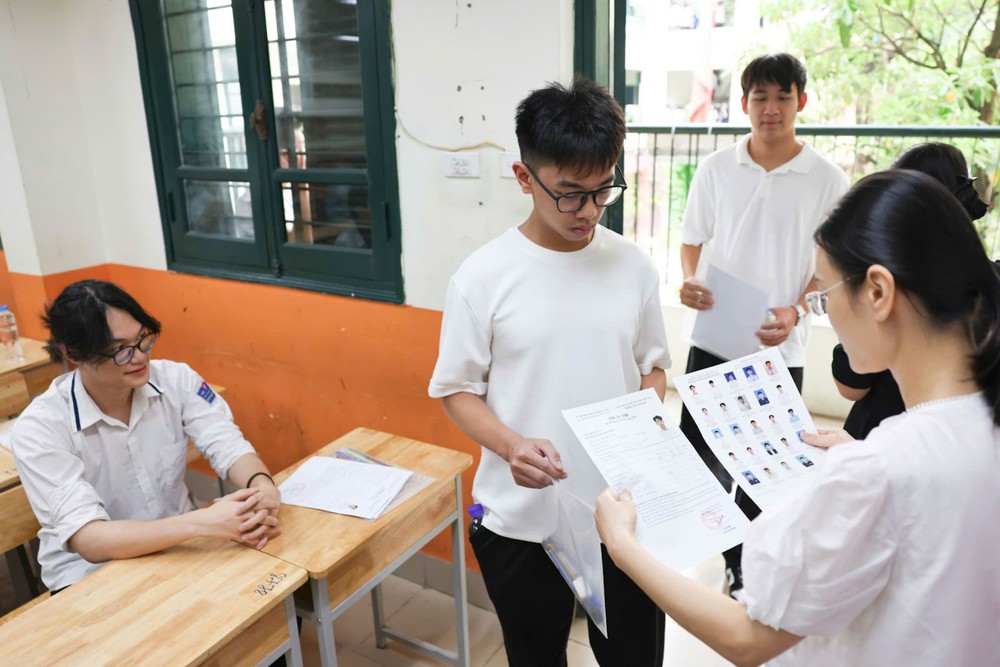 Thí sinh Hà Nội bước vào môn thi đầu tiên kỳ thi tốt nghiệp THPT năm 2025 - Ảnh 4.