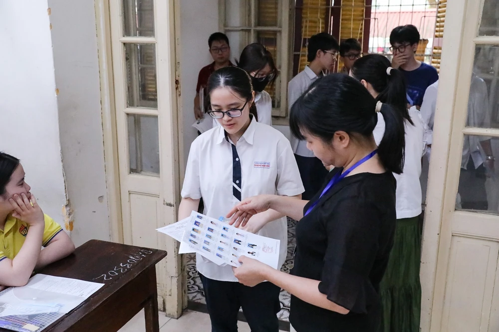 Thí sinh Hà Nội bước vào môn thi đầu tiên kỳ thi tốt nghiệp THPT năm 2025 - Ảnh 7.