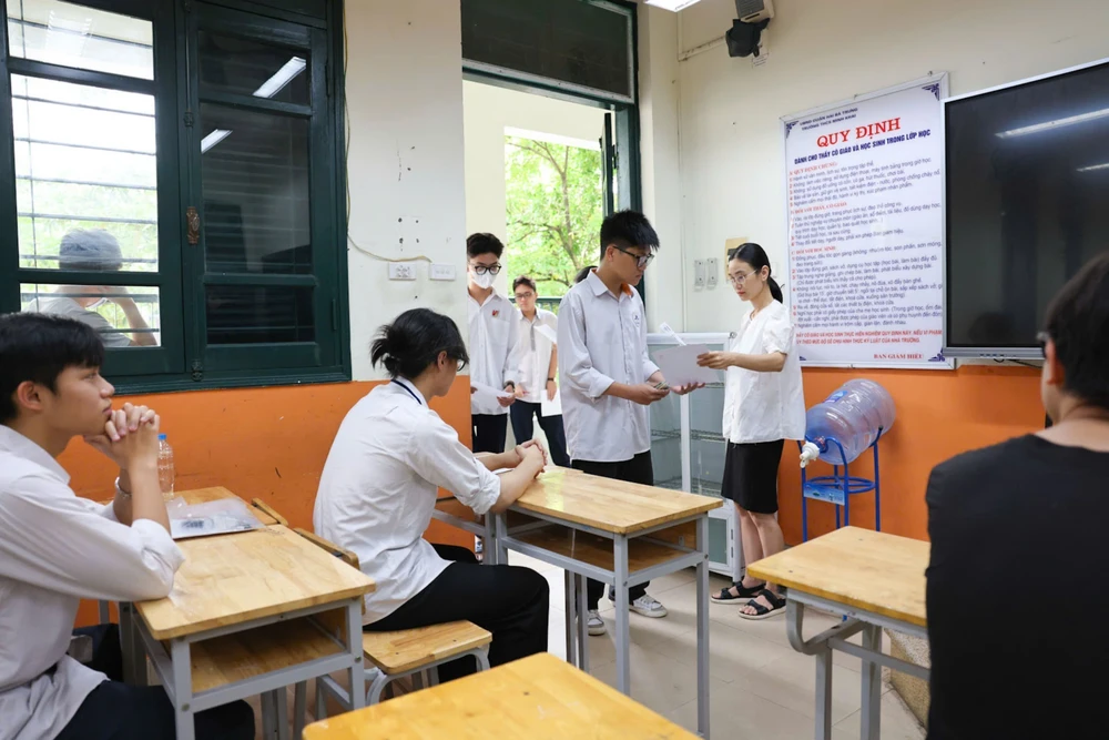 Thí sinh Hà Nội bước vào môn thi đầu tiên kỳ thi tốt nghiệp THPT năm 2025 - Ảnh 3.