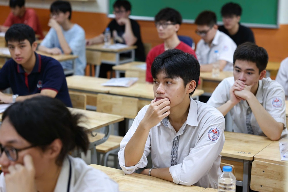 Thí sinh Hà Nội bước vào môn thi đầu tiên kỳ thi tốt nghiệp THPT năm 2025 - Ảnh 5.