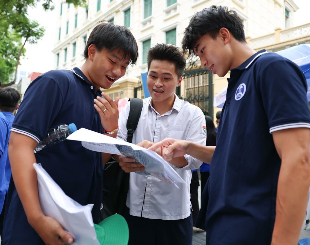 Kỳ thi tốt nghiệp THPT 2025: Môn Toán khó có &quot;mưa&quot; điểm 10 - Ảnh 2.