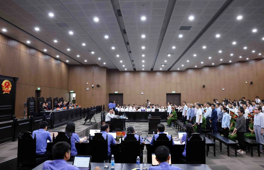 Phiên phúc thẩm vụ Tập đoàn FLC: Tòa phúc thẩm chuyển hình phạt, bị cáo Trịnh Văn Quyết được giảm án 14 năm tù - Ảnh 2.