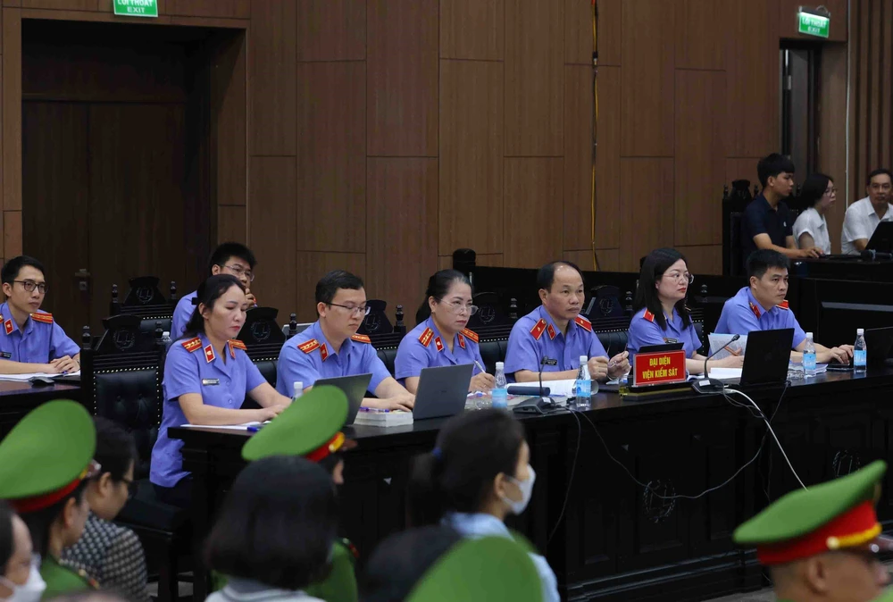 Phiên phúc thẩm vụ Tập đoàn FLC: Tòa phúc thẩm chuyển hình phạt, bị cáo Trịnh Văn Quyết được giảm án 14 năm tù - Ảnh 4.