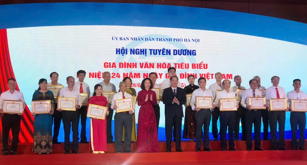Hà Nội vinh danh 80 gia đình văn hoá tiêu biểu, lan toả giá trị 'Gia đình hạnh phúc, Quốc gia thịnh vượng' - Ảnh 2.