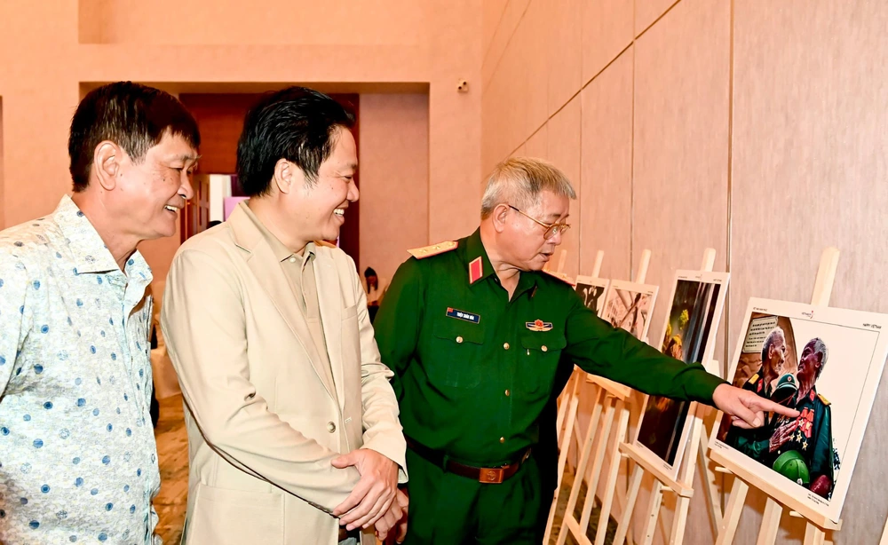 Cuốn 'Lính chiến' và khoảnh khắc tri ân thiêng liêng tại Lễ hưởng ứng Giải thưởng quốc gia về quyền con người 'Việt Nam Hạnh phúc' - Ảnh 3.