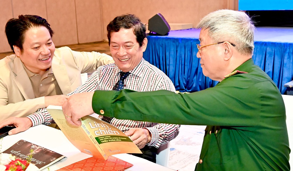 Cuốn 'Lính chiến' và khoảnh khắc tri ân thiêng liêng tại Lễ hưởng ứng Giải thưởng quốc gia về quyền con người 'Việt Nam Hạnh phúc' - Ảnh 1.