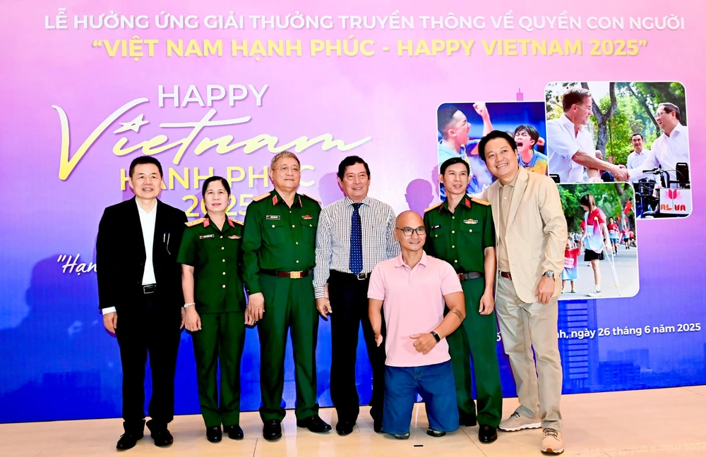 Cuốn 'Lính chiến' và khoảnh khắc tri ân thiêng liêng tại Lễ hưởng ứng Giải thưởng quốc gia về quyền con người 'Việt Nam Hạnh phúc' - Ảnh 2.