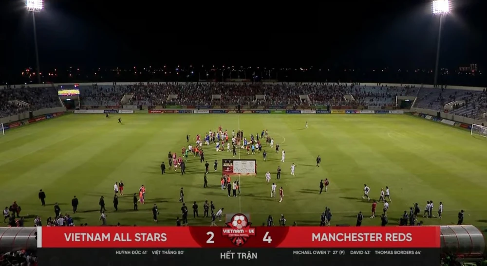 Michael Owen lập cú đúp, đội Huyền thoại MU thắng 4-2 Việt Nam All Stars - Ảnh 3.