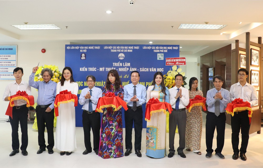 Hội thảo &quot;Văn học nghệ thuật Hà Nội - Huế - TPHCM - 50 năm tự hào bản anh hùng ca&quot; - Ảnh 1.