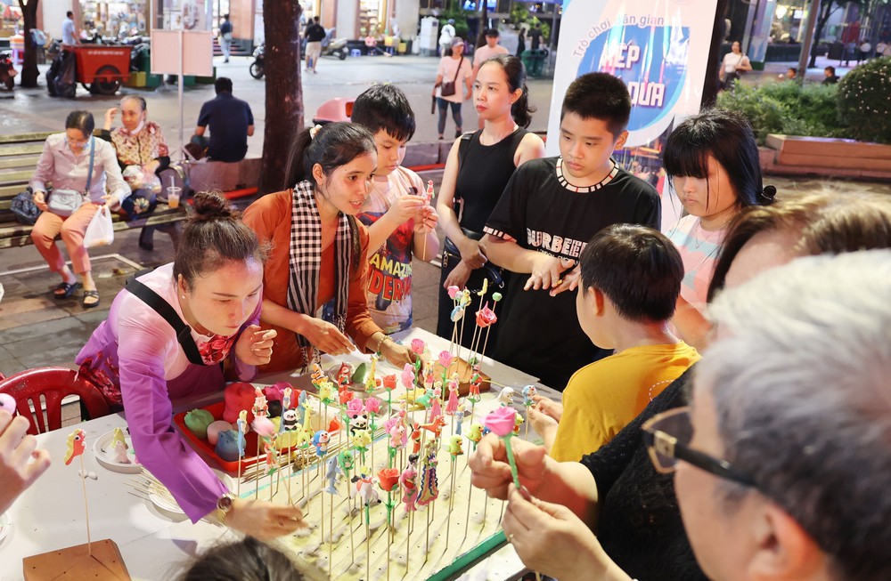 Nhiều hoạt động kỷ niệm 49 năm ngày Sài Gòn - Gia Định vinh dự mang tên Bác Hồ - Ảnh 4.