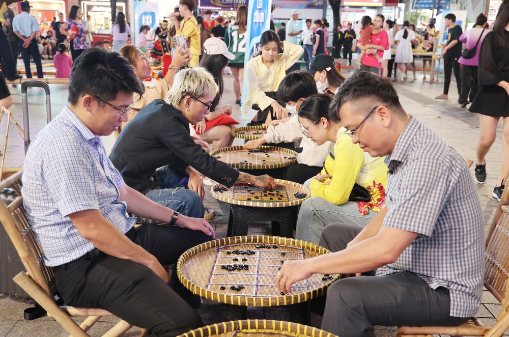 Nhiều hoạt động kỷ niệm 49 năm ngày Sài Gòn - Gia Định vinh dự mang tên Bác Hồ - Ảnh 6.