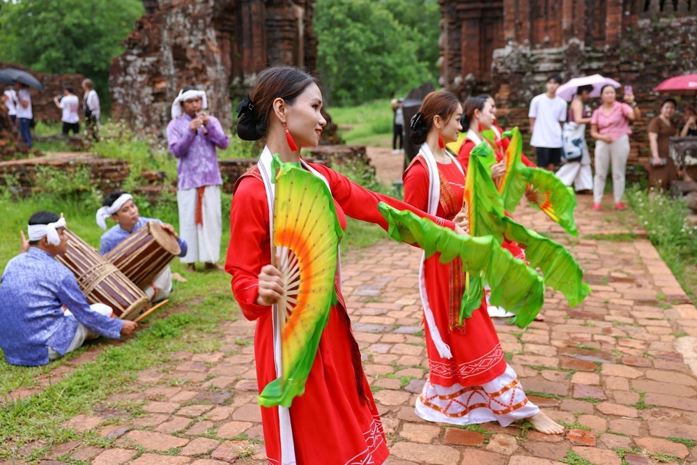 Khi vũ điệu Chăm làm 'sống' lại không gian tháp cổ - Ảnh 9. Khi vũ điệu Chăm làm 'sống' lại không gian tháp cổ - Ảnh 9.