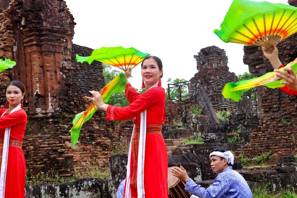 Khi vũ điệu Chăm làm 'sống' lại không gian tháp cổ - Ảnh 8. Khi vũ điệu Chăm làm 'sống' lại không gian tháp cổ - Ảnh 8.