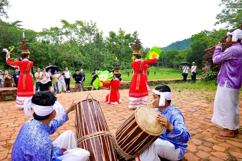 Khi vũ điệu Chăm làm 'sống' lại không gian tháp cổ - Ảnh 7. Khi vũ điệu Chăm làm 'sống' lại không gian tháp cổ - Ảnh 7.