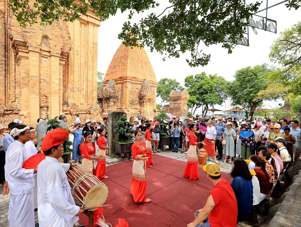Khi vũ điệu Chăm làm 'sống' lại không gian tháp cổ - Ảnh 6. Khi vũ điệu Chăm làm 'sống' lại không gian tháp cổ - Ảnh 6.